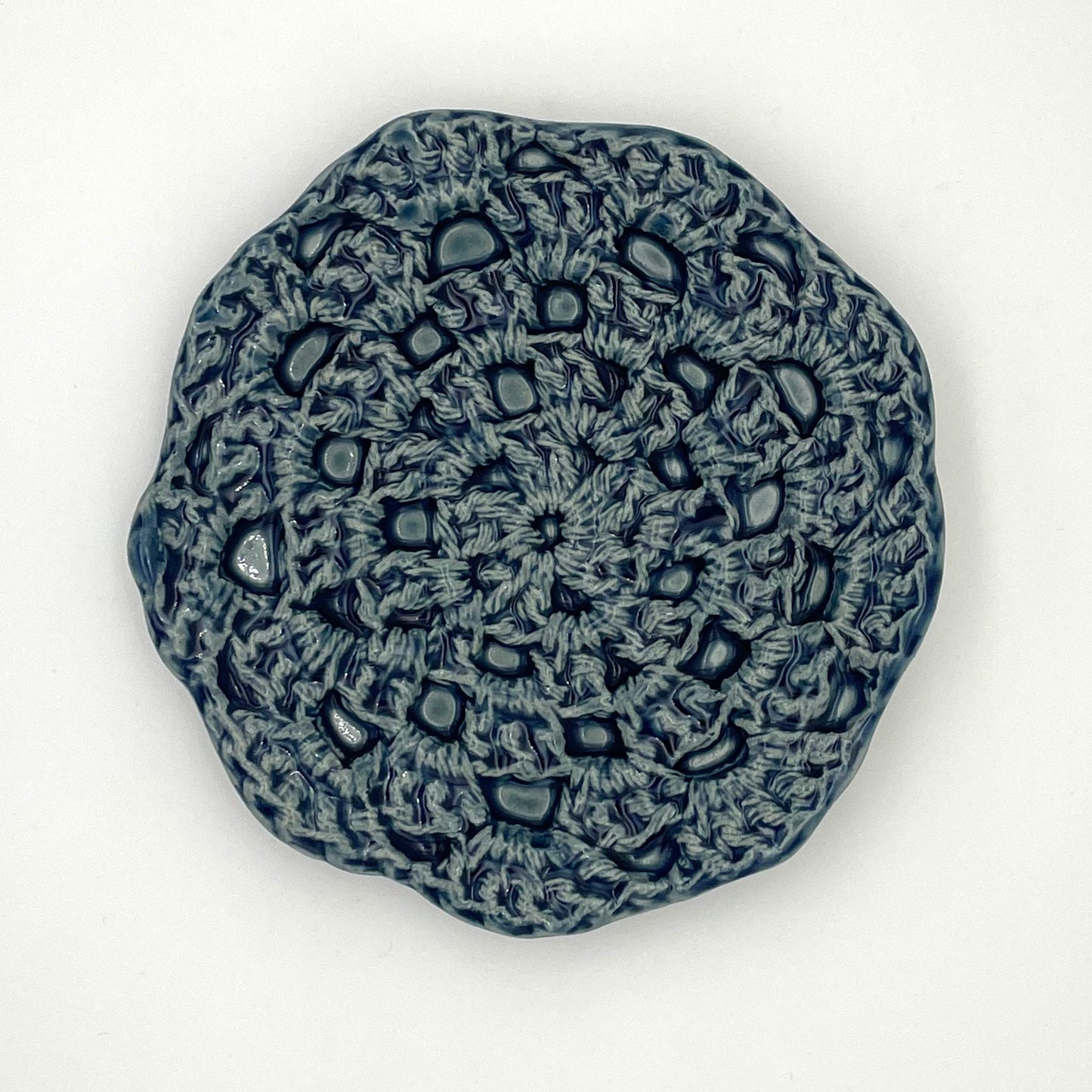 Elegant ceramic ring dish with crochet detail – a jewelry holder for rings and small accessories