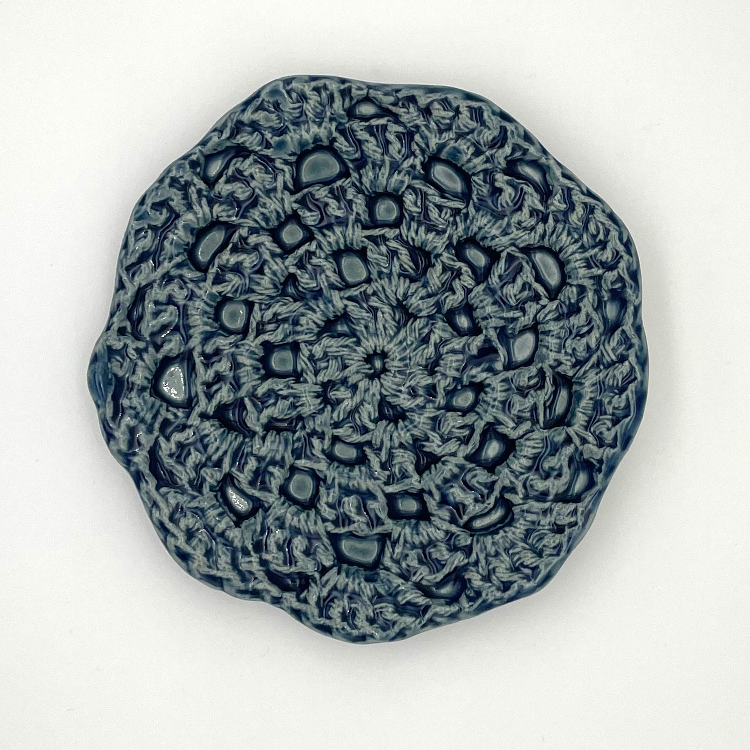Elegant ceramic ring dish with crochet detail – a jewelry holder for rings and small accessories